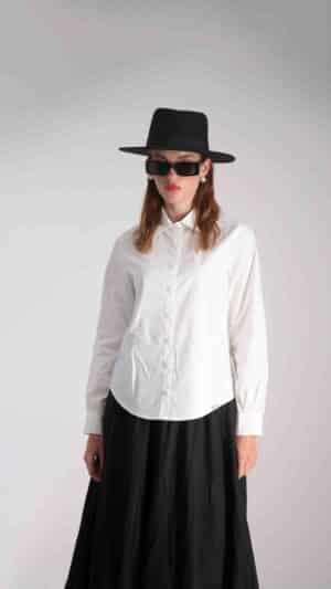 חולצה מכופתרת לבנה