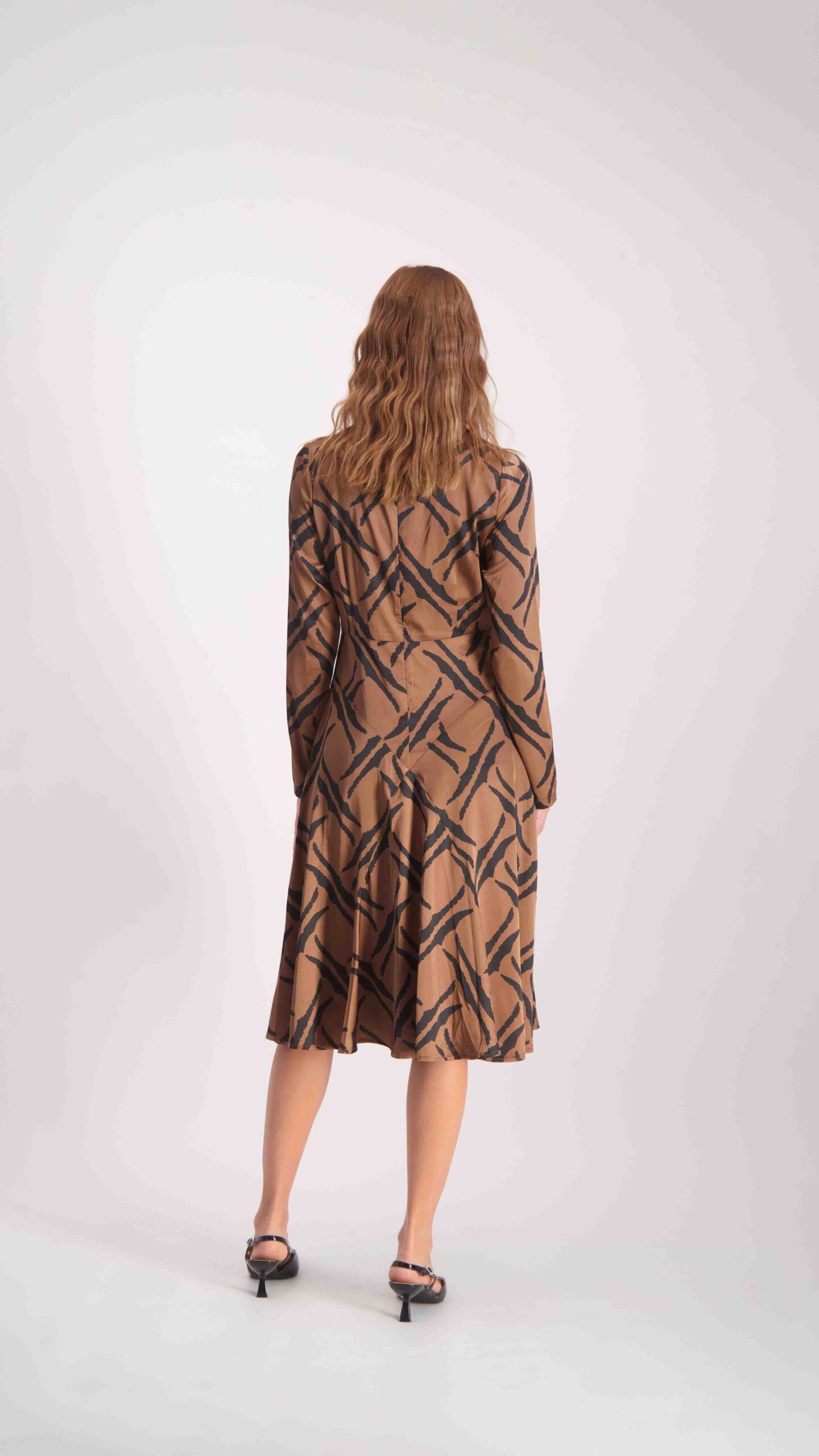 שמלת מאיה חום – תמונה 3