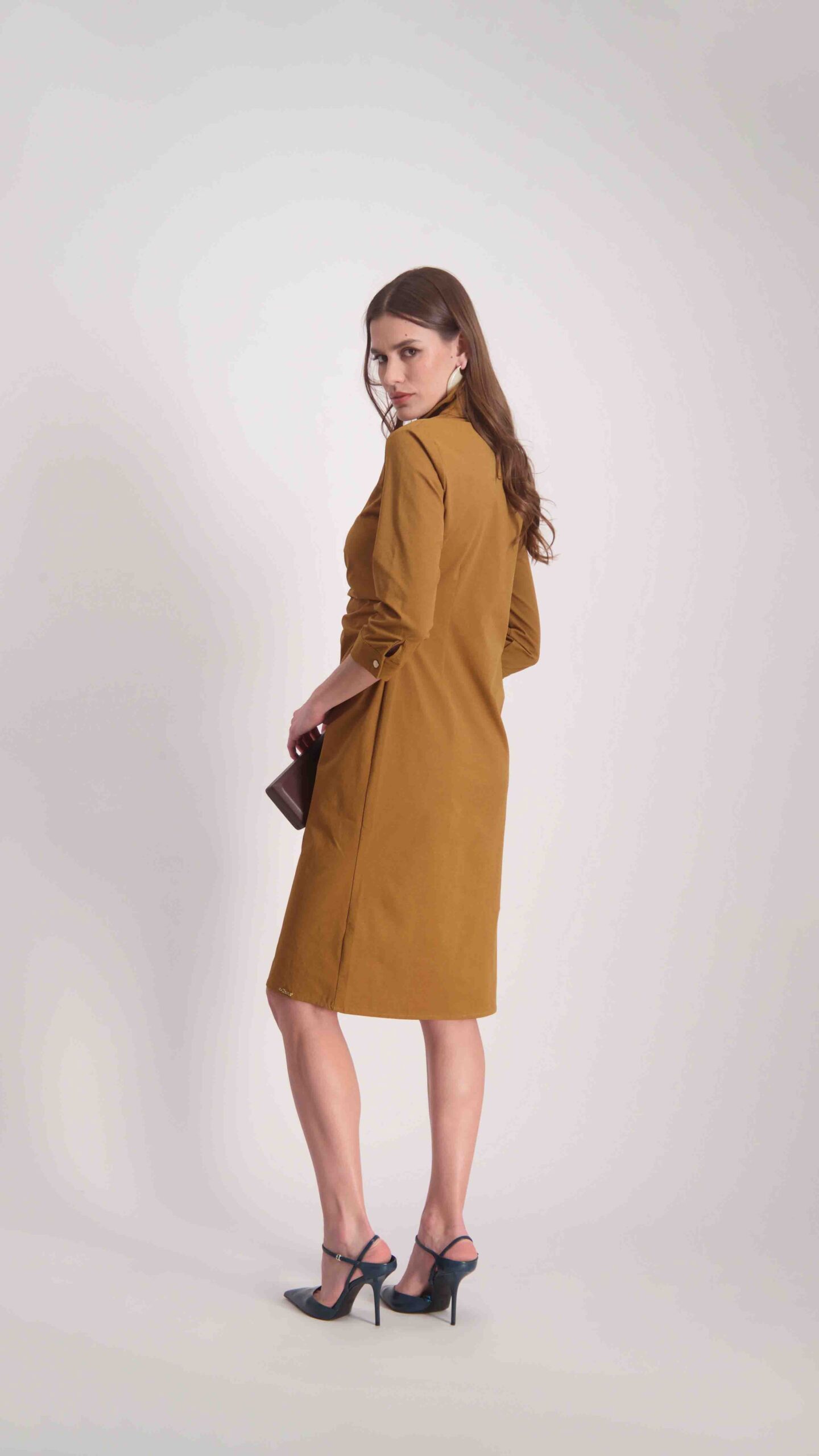 שמלת נועם חום – תמונה 4